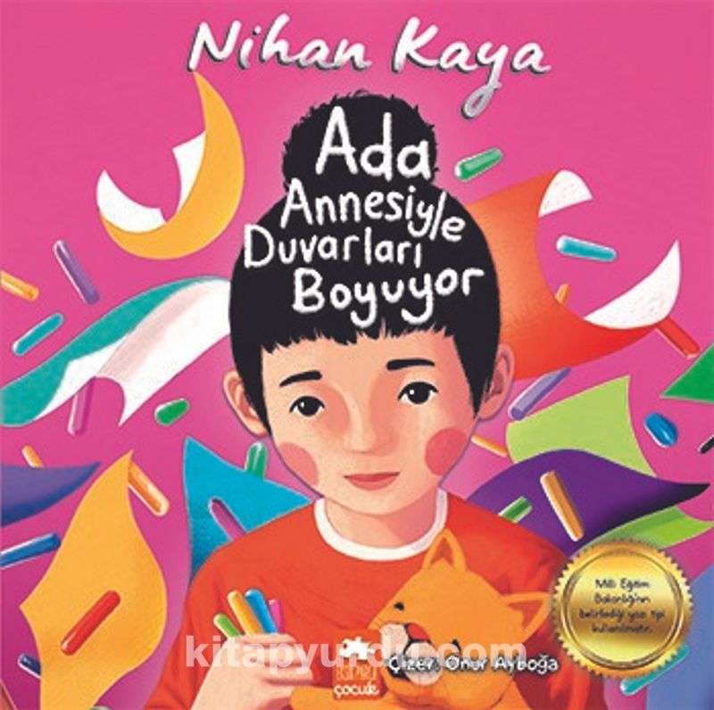 Ada Annesiyle Duvarları Boyuyor